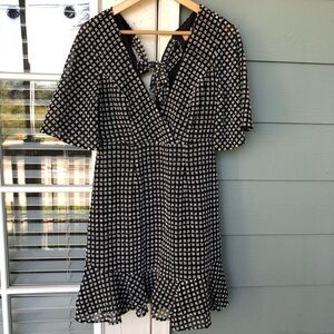 LeRumi Dress Black White Print Ruffle Tie Bow Back Short Sleeve V-Neck Medium